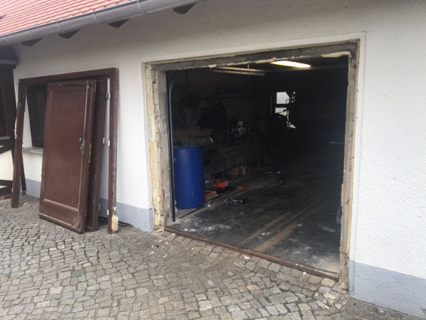 Umbau alte Garage mit Flügeltür - Einbau eines Sektionaltors - TTRW